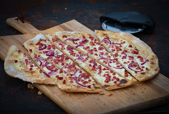 Flammkuchen Birne / Schaffskäse mit Getränk